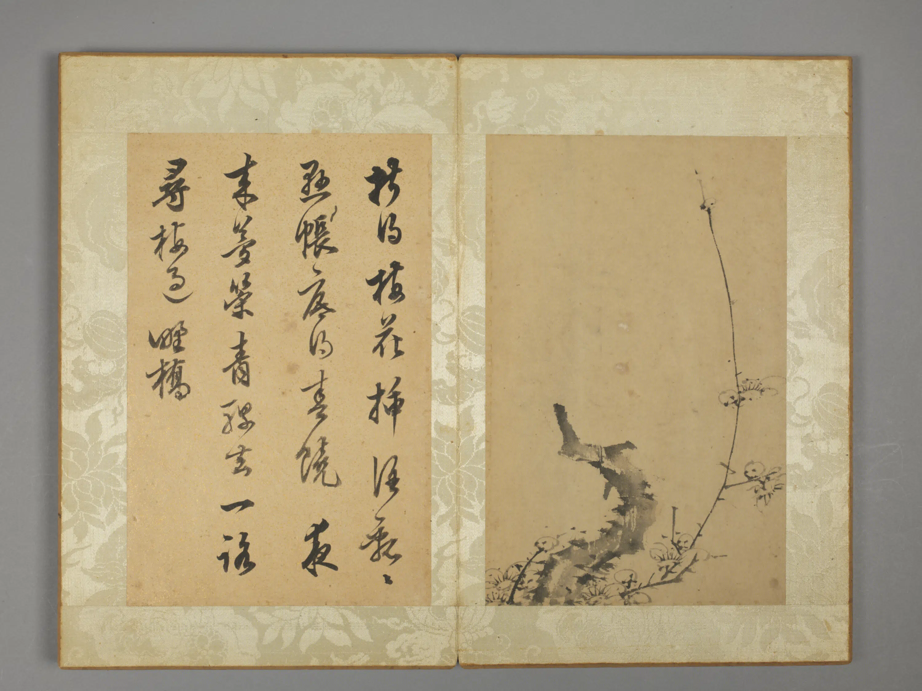 明朝【陈继儒】《梅花对题图册-7开》 第1张 明朝【陈继儒】《梅花对题图册-7开》 第1张