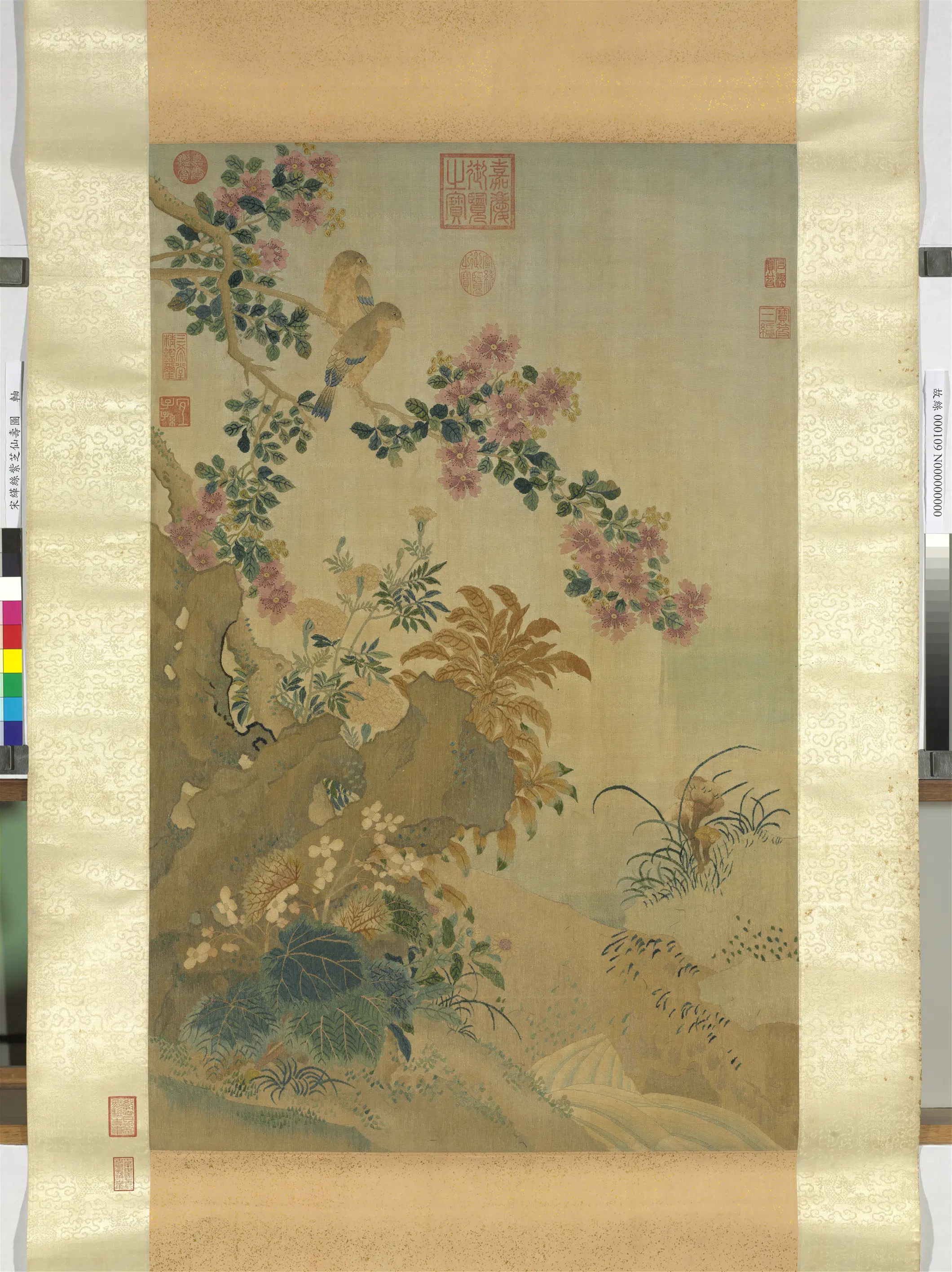 宋代《宋缂丝紫芝仙寿图轴》
