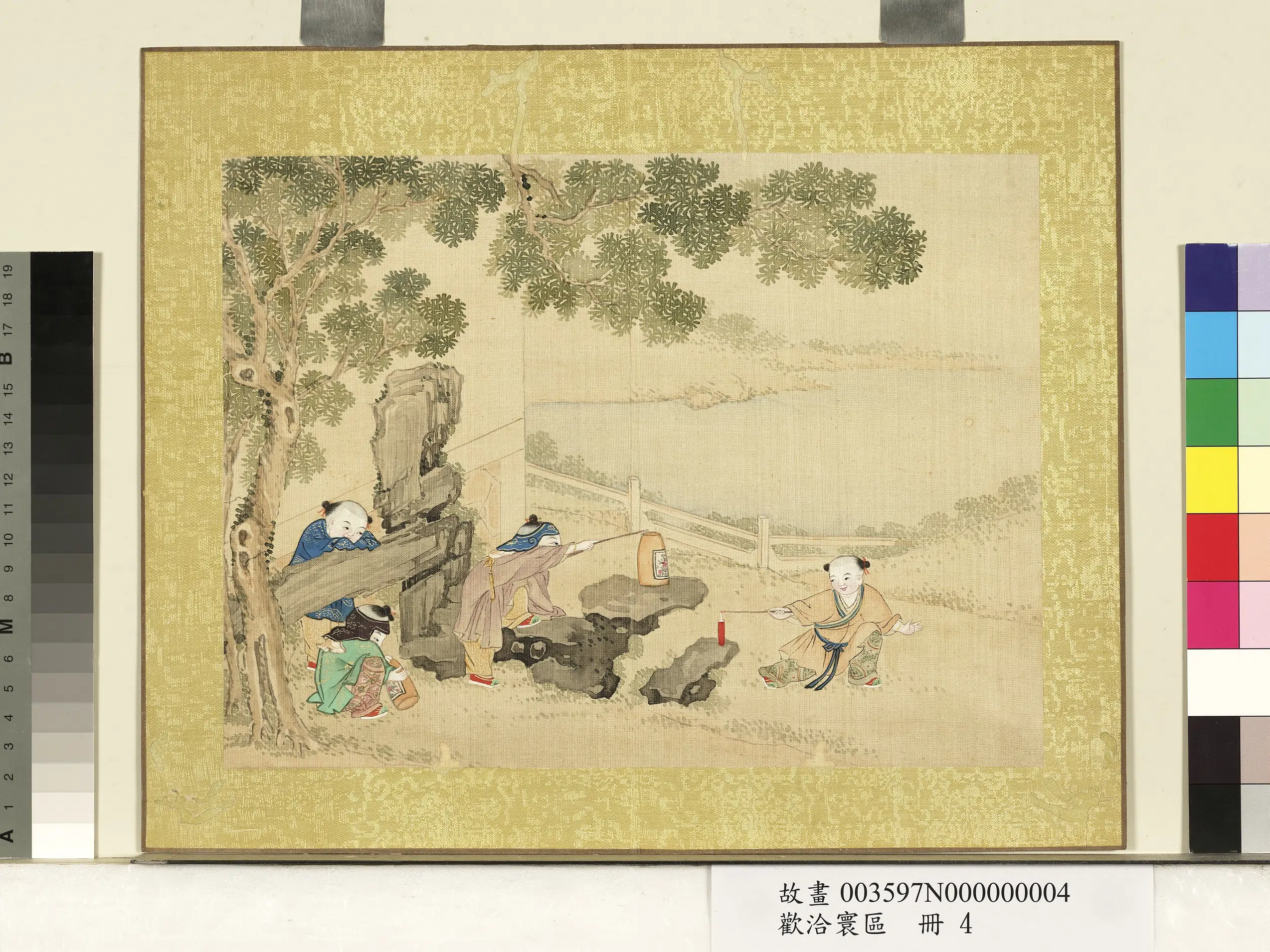 清朝【佚名】《欢洽寰区册-燃竹图》