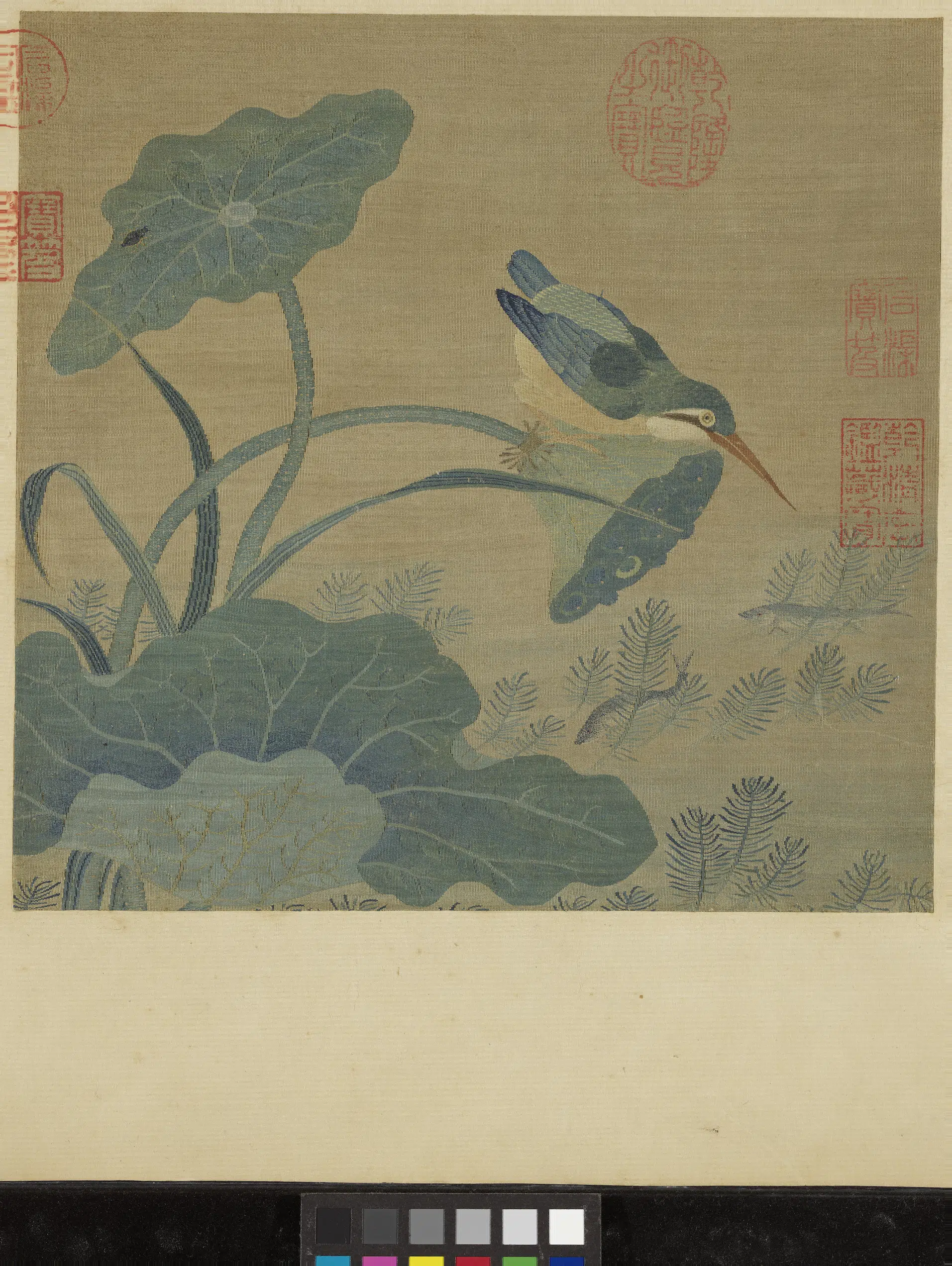 宋代【佚名】《宋元集绘册-宋缂丝翠羽秋荷》