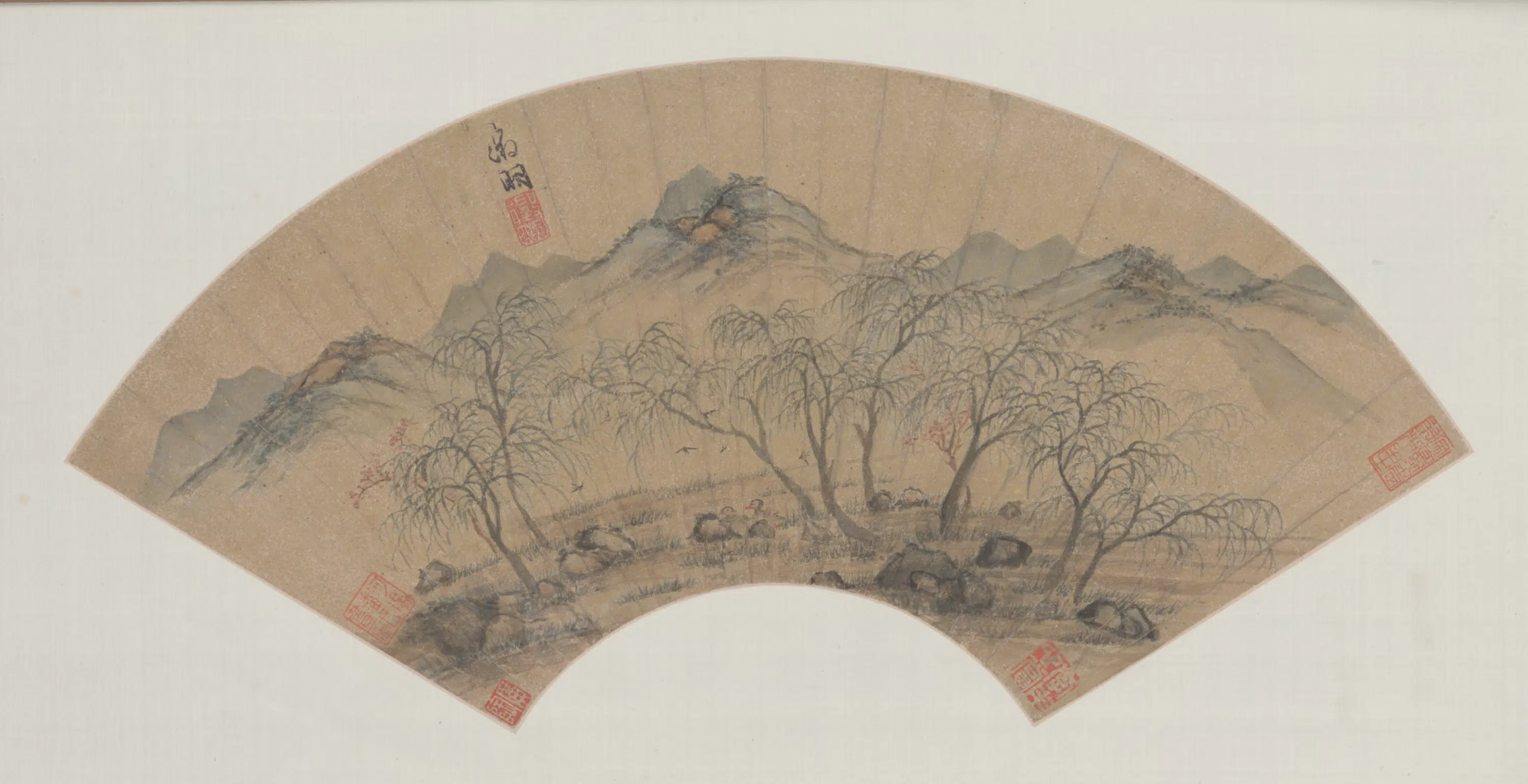 明朝【文徵明】《桃柳春燕扇页》