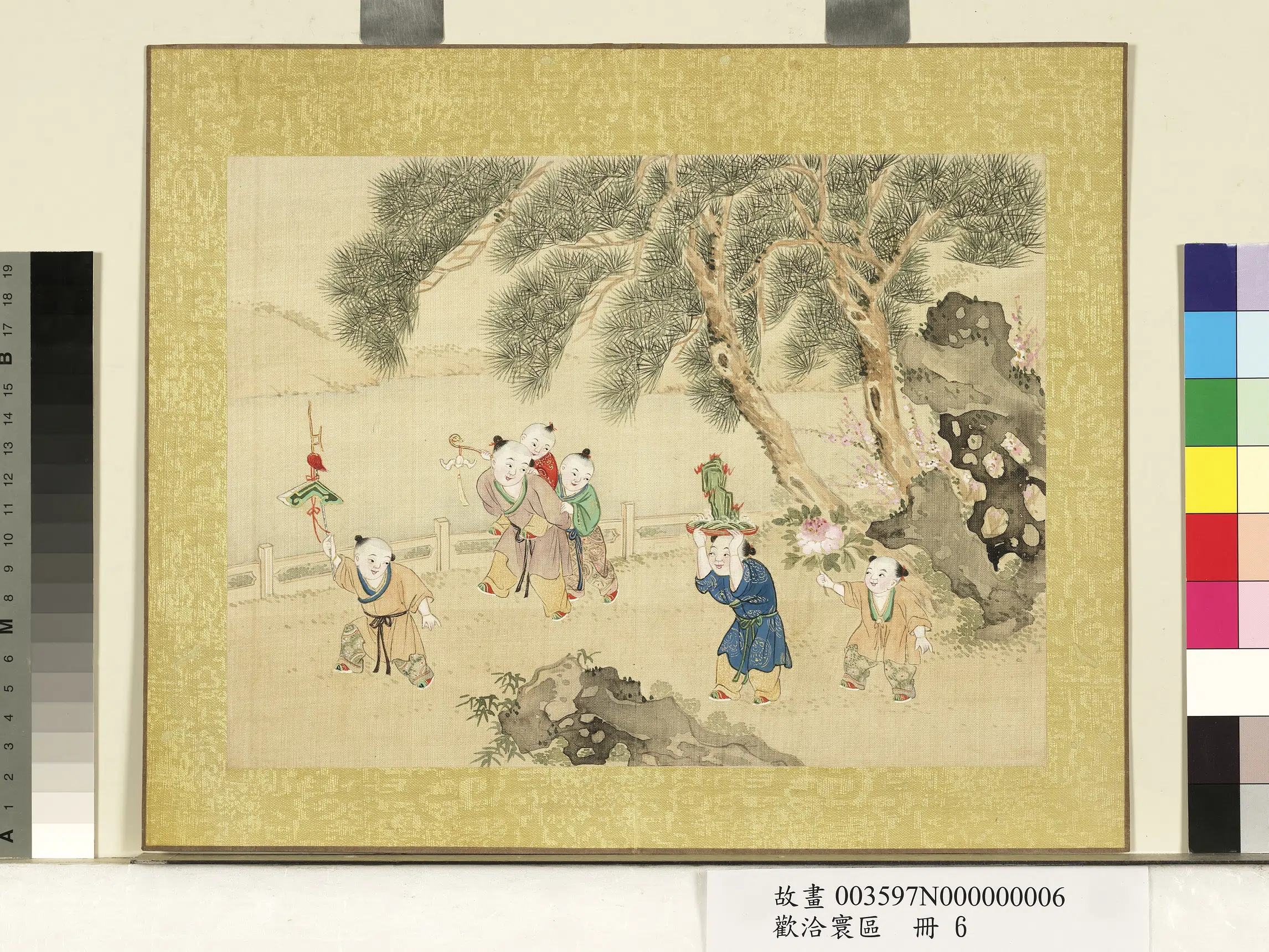 清朝【佚名】《欢洽寰区册-婴戏图》