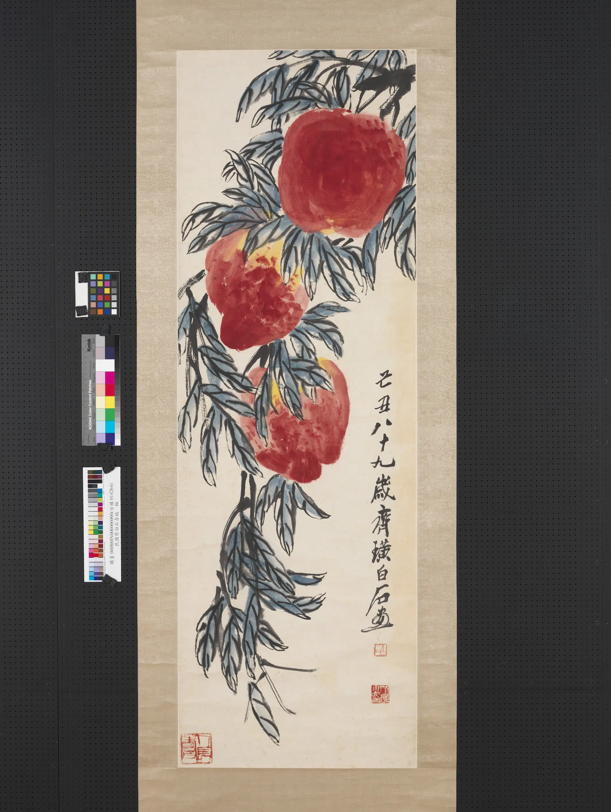 近现代【齐白石】《寿桃图轴》
