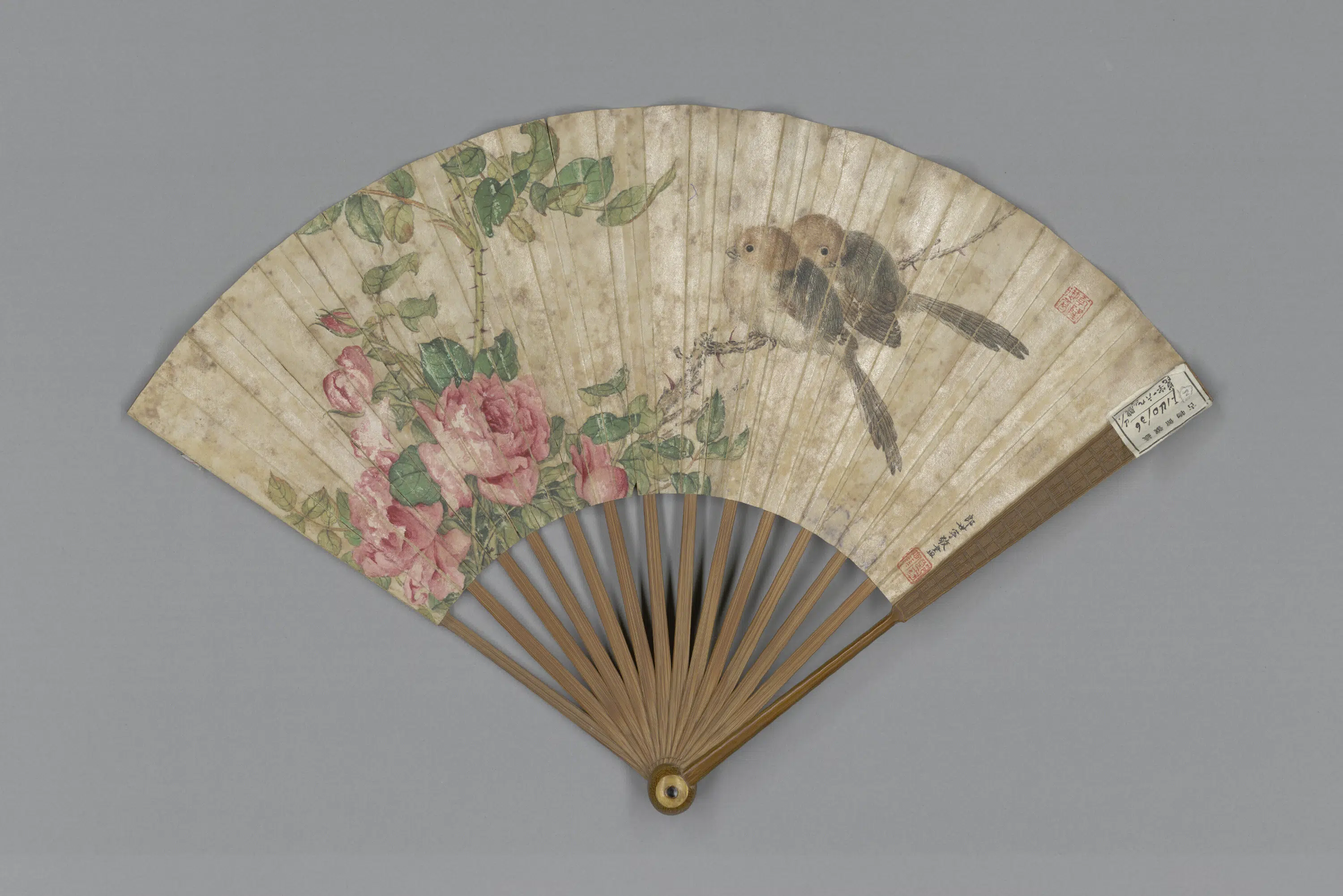 清代【郎世宁】《花鸟吴应枚书诗成扇面》