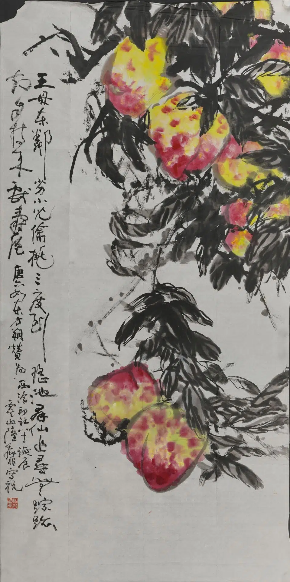 近现代【陆抑非】《寿桃图轴》
