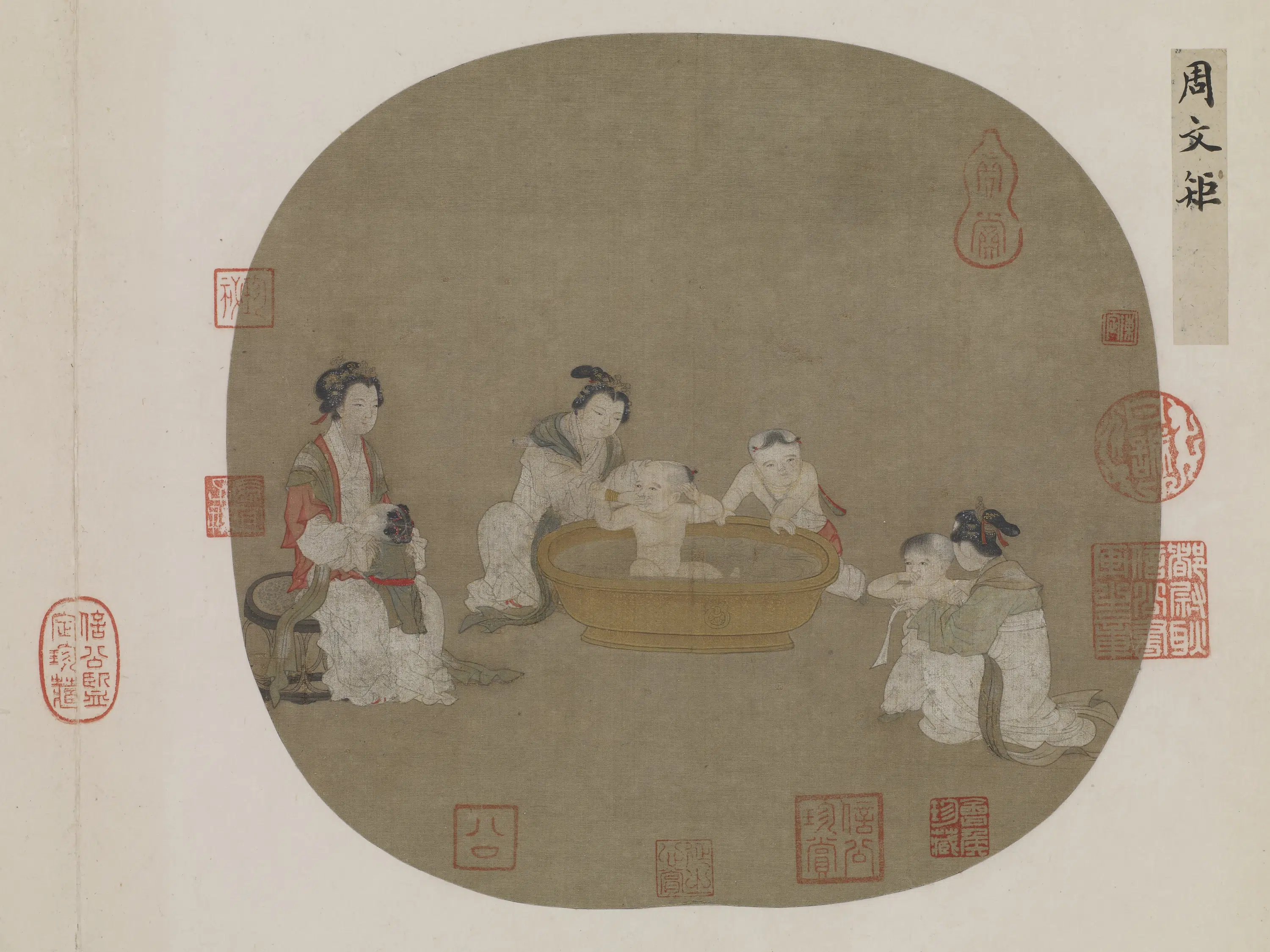 五代十国【周文矩】《浴婴仕女图》